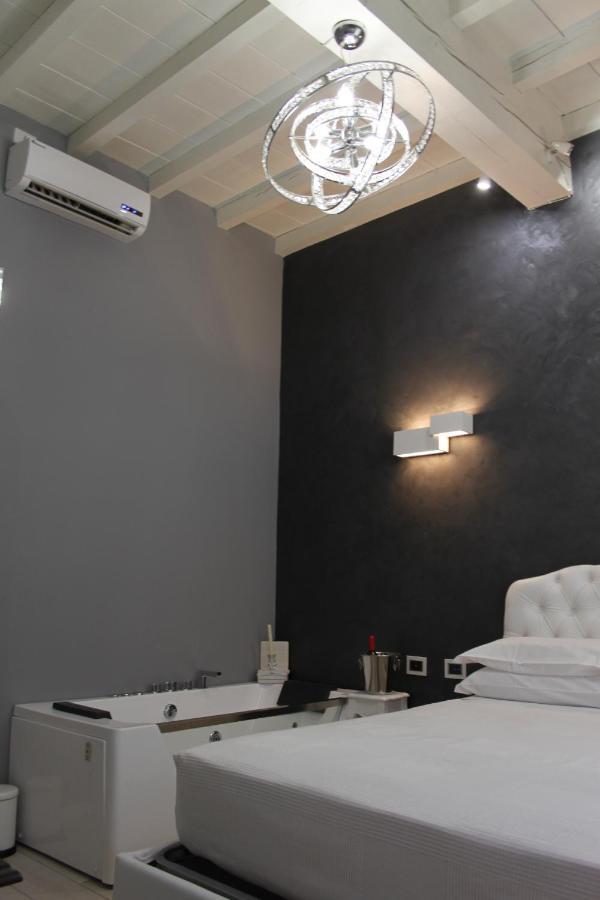 Jacuzzi Apartament By Parmacentro B&B Dış mekan fotoğraf